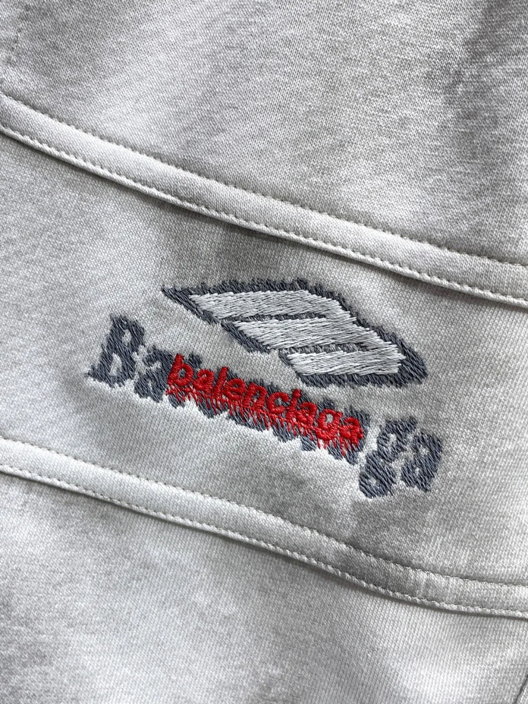 Balenciaga's three-standard complete 2026 summer New Arrival men's casual shorts, advanced custom-made Breathable fabric, Breathable fabric, extremely stretchy and comfortable, impeccable details, top-grade accessories, original logo design concept, delicate and soft feel! The upper body fit is awesome! Size: M-XXXL Please state your height and weight when ordering